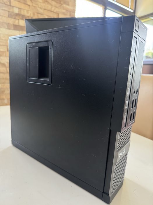 Компютър и монитор в отлично състояние без кабели