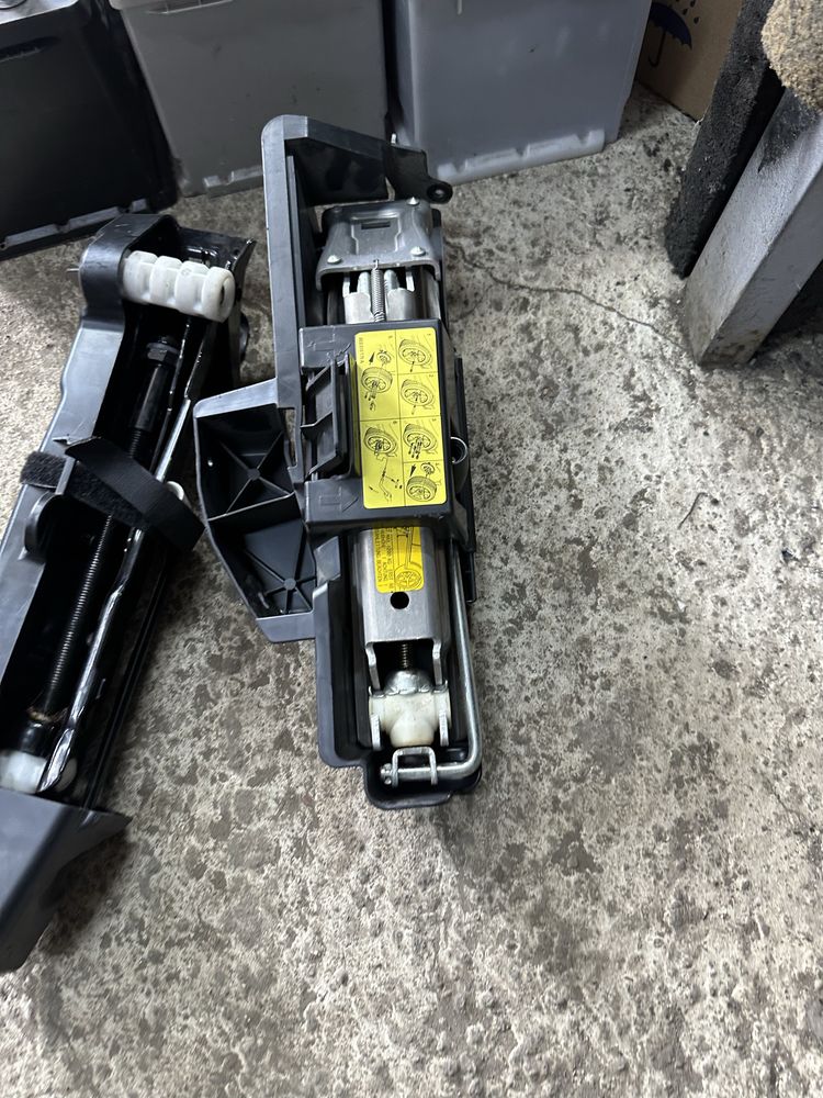 Крик за Audi A6 4F Ауди А6 Oem Номер: 4F0 011 031 H
