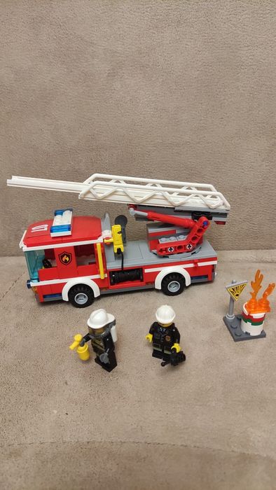 LEGO® City 60107 - Пожарникарски камион със стълба