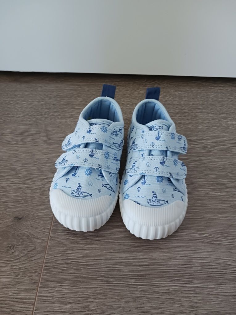 Papuci/ tenesi baiat 24 noi