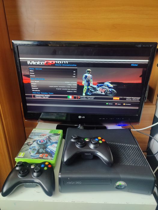 Vand Xbox360 Slim+2 controllere