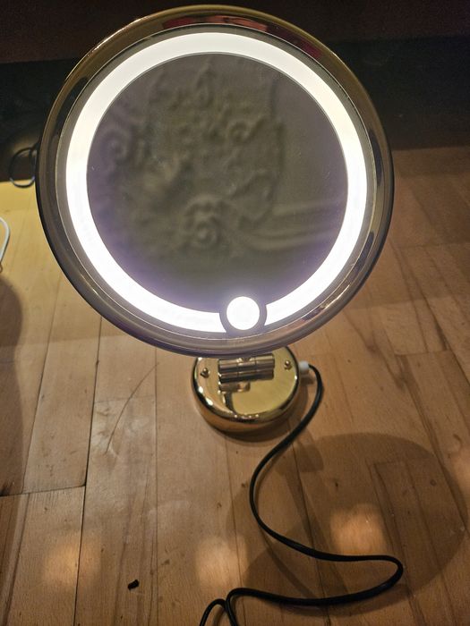 Oglinzi de machiaj cu led si lupa