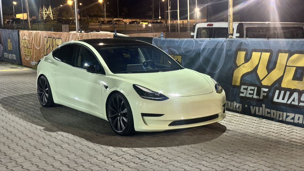 Tesla model 3 SR+ standard range facelift pompa caldura faruri matrix