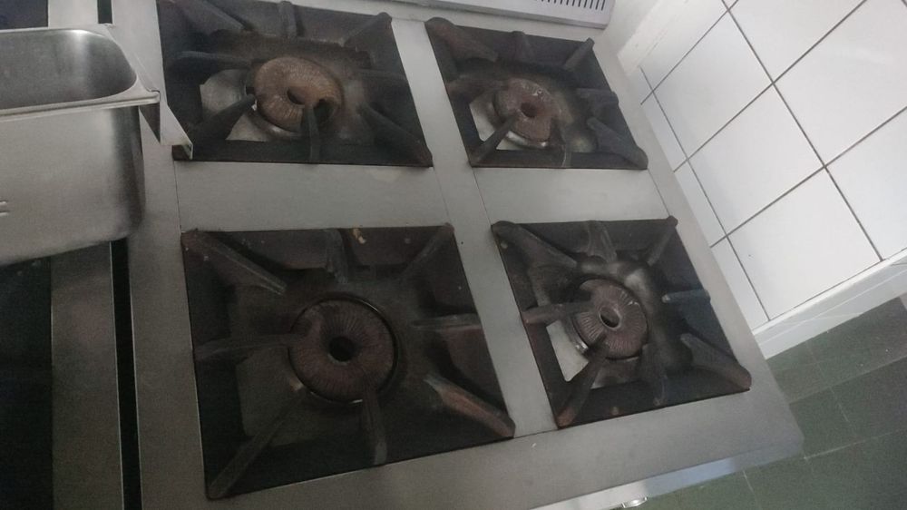 Mașina gătit cu 4 ochiuri, din inox, cu banc, de putere