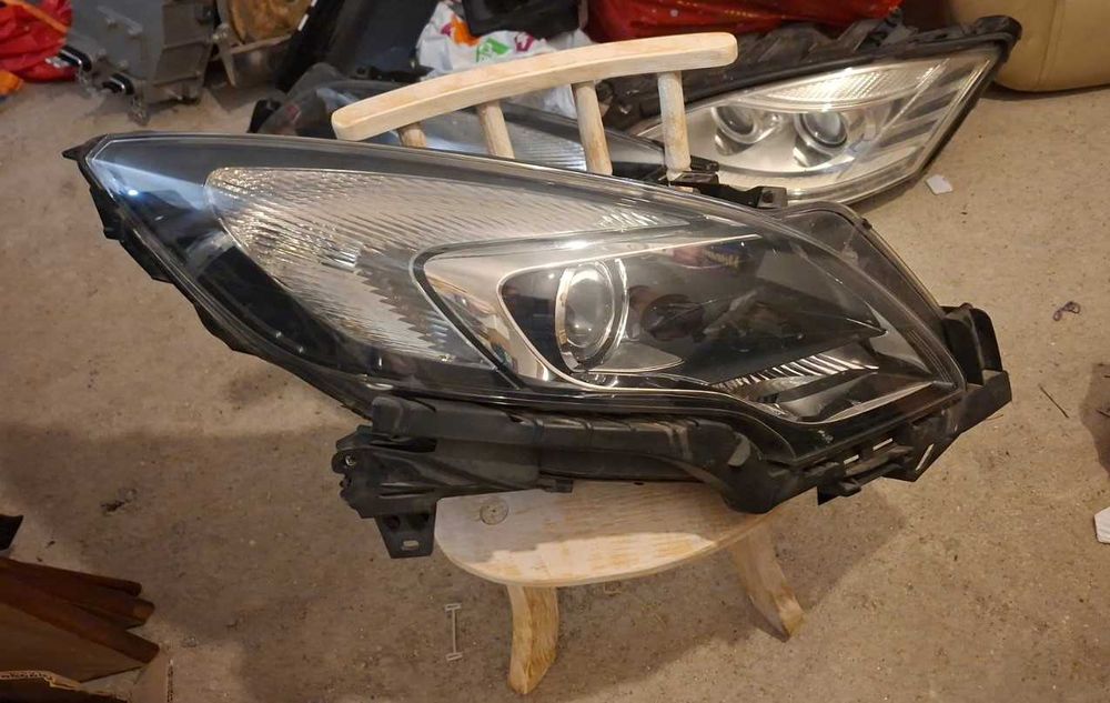 Продавам оригинални фарове за Опел Зефира 2015г.