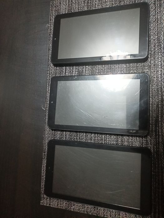 Продам 3 планшета,работают только на зарядке