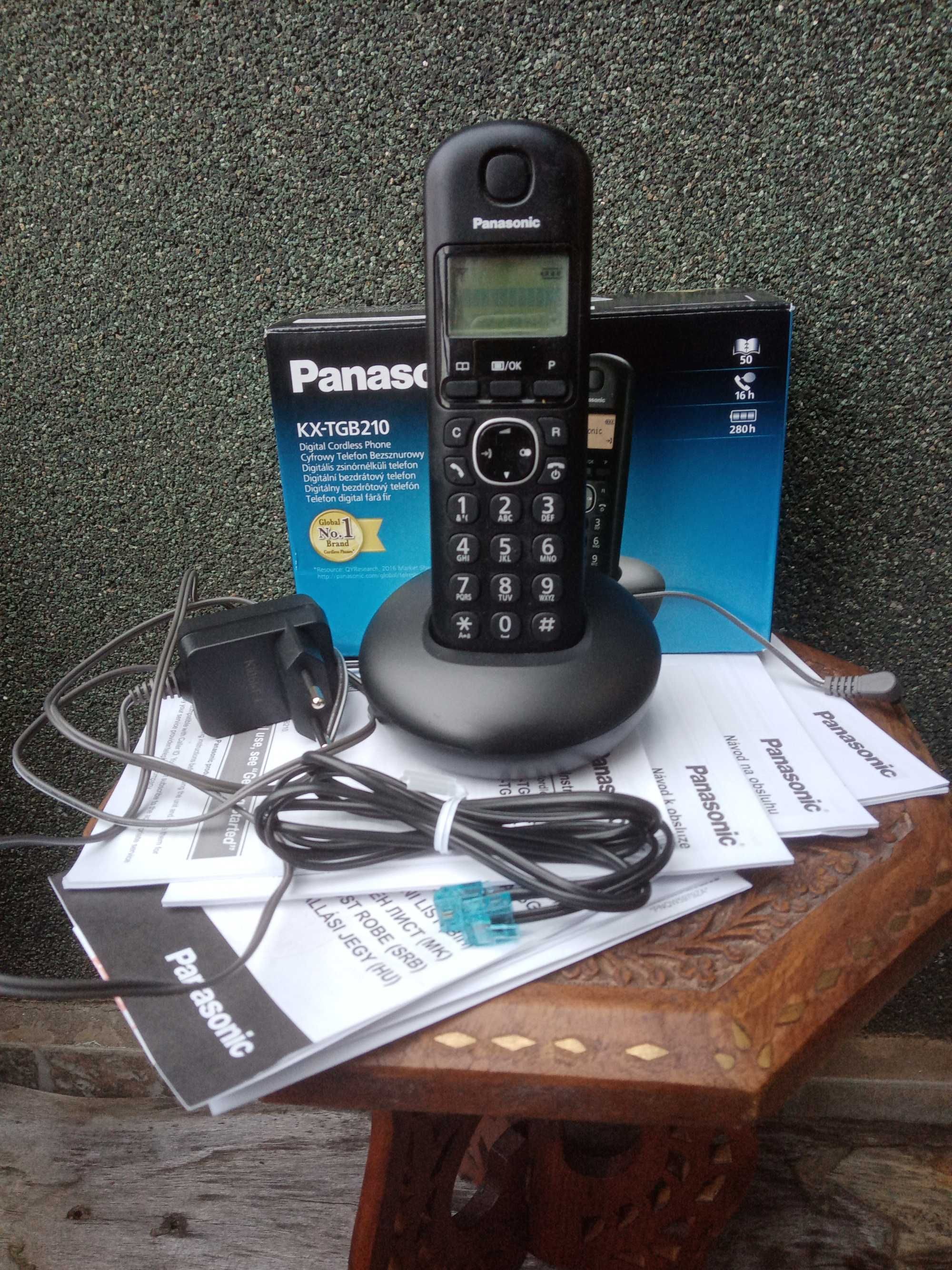 Телефон (стационарен)   PANASONIC  с безжична (подвижна) слушалка.