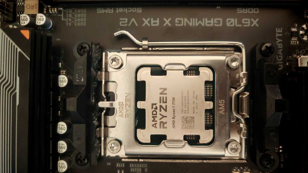 GIGABYTE X670 Gaming X AX V2 + RYZEN 7 7700 8-Core (5.3 GHz ) AM5