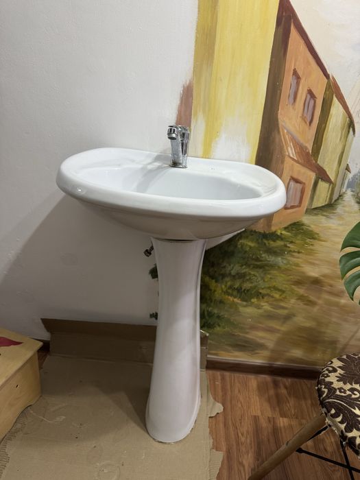 Раковина с ножкой со смесителем