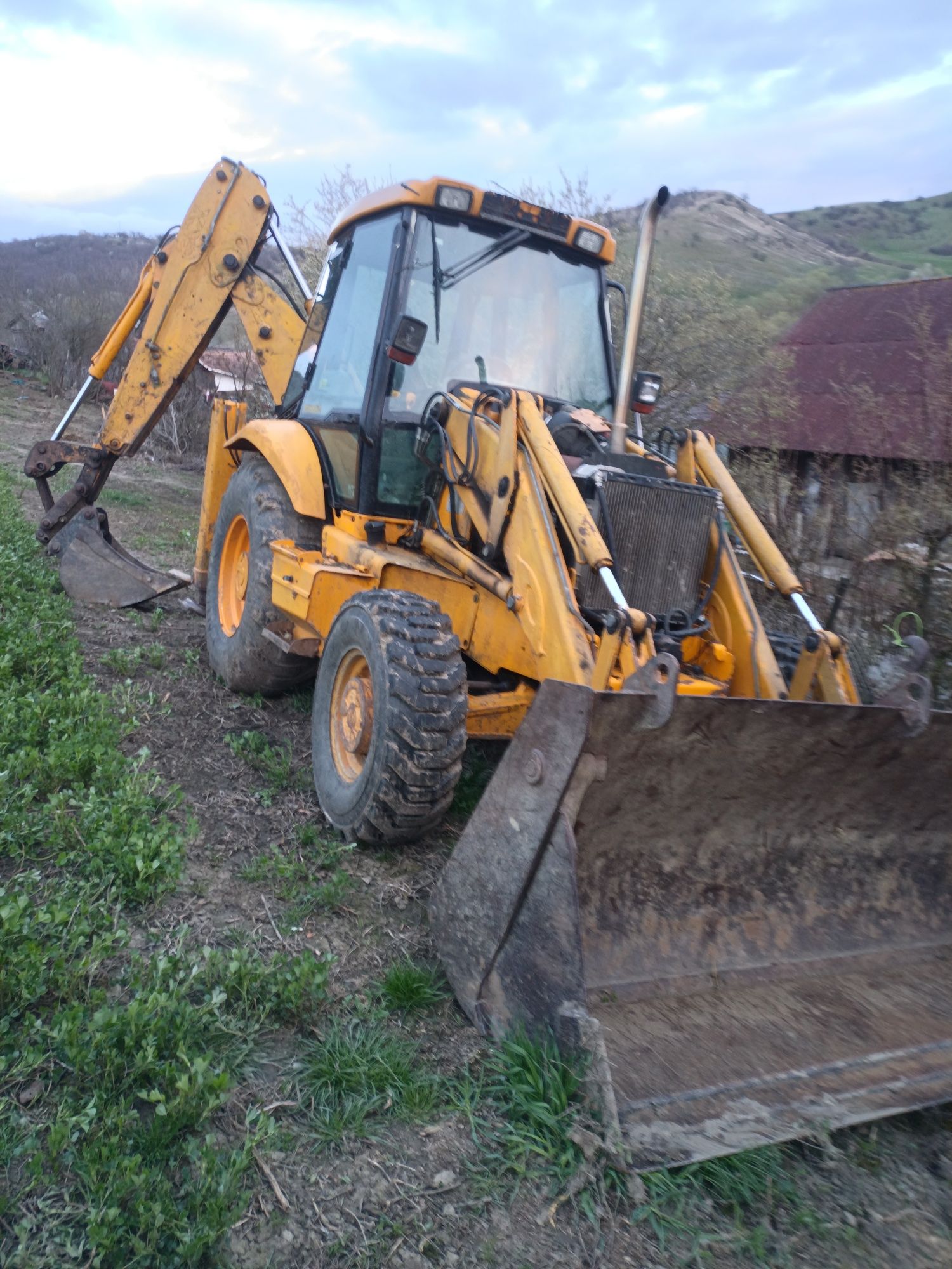 Vând buldoexcavator jcb 3cx