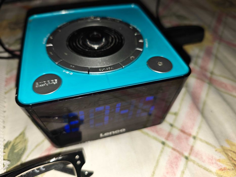 Часовник за спалня, хол или кухня с радио, аларма и прожекция