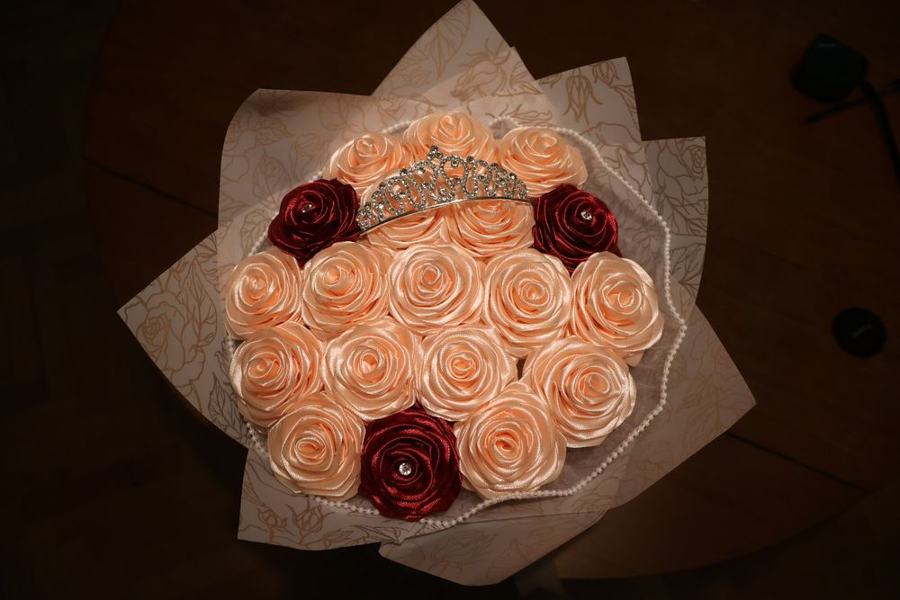 Вечен букет от 19 рози (с аромат) с коронка за поводи
