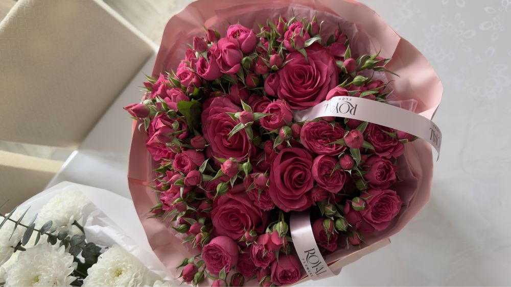 Цветы свежие хризантема и спрей роза