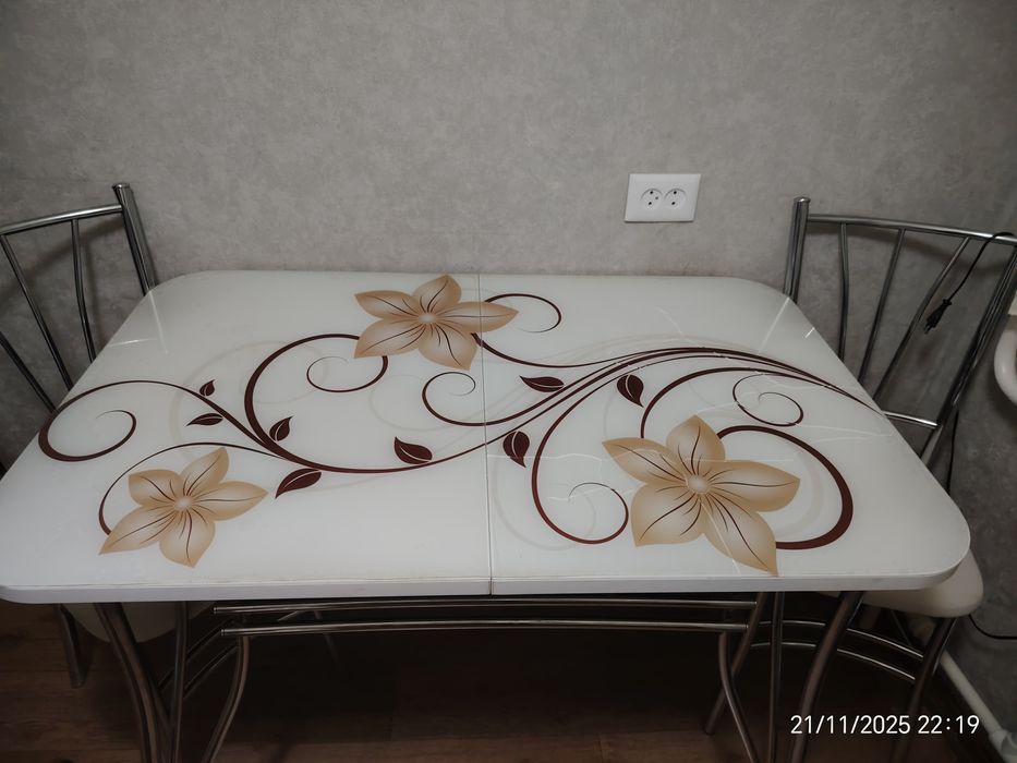 Подам кухонный стол