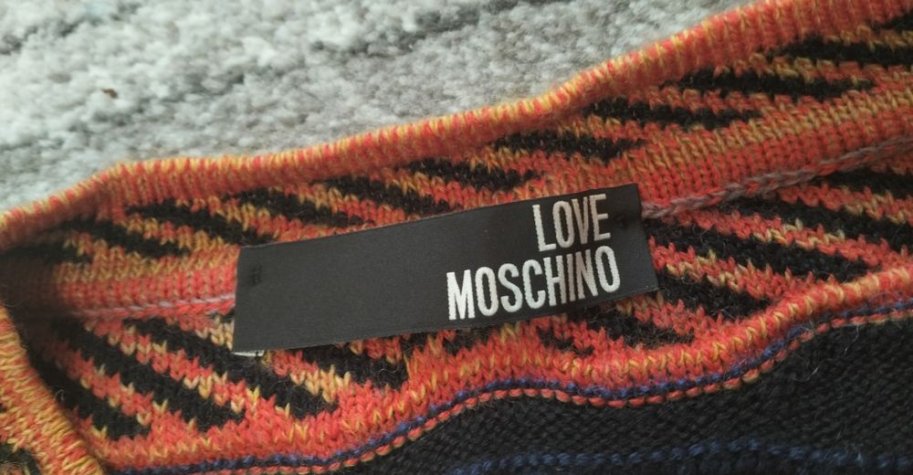 Bluză de corp Ortovox și rochie Moschino