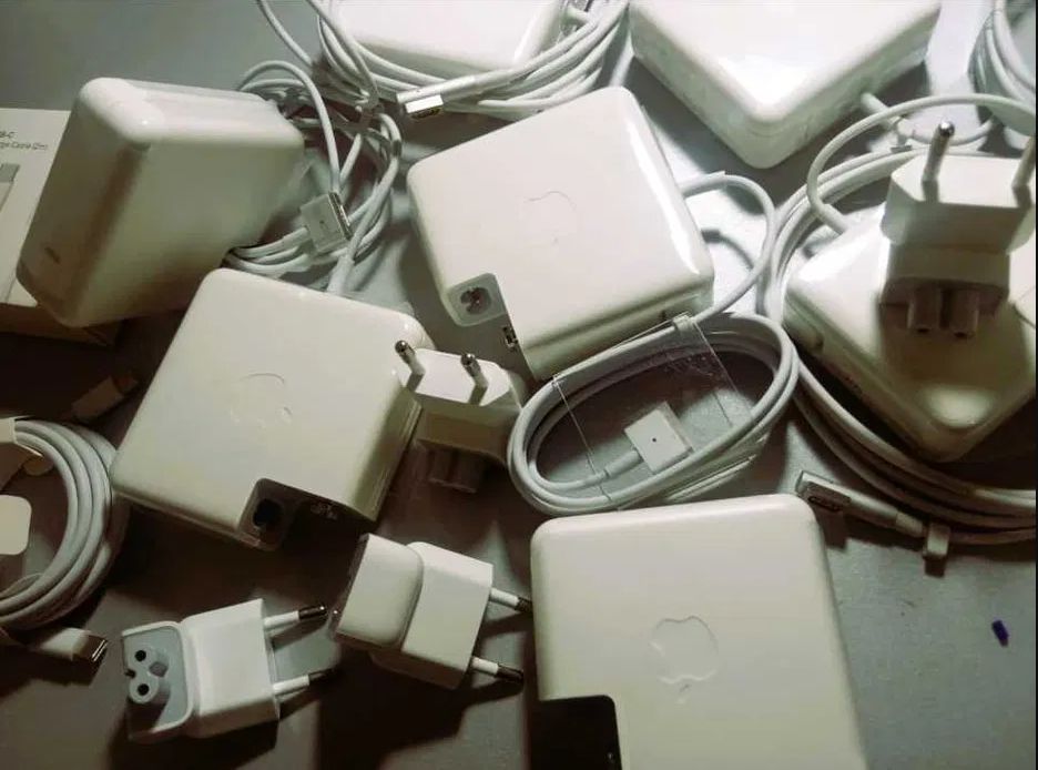 на MacBook зарядник блок питания