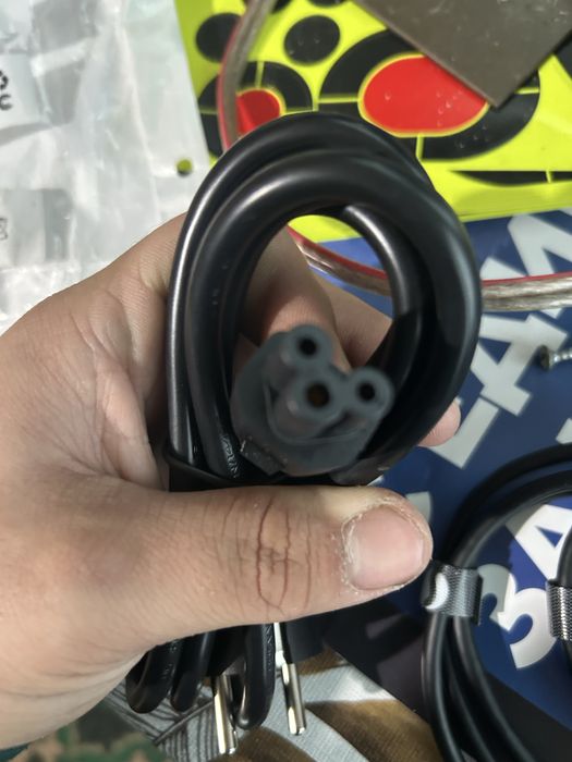 Продавам различни кабели чисто нови