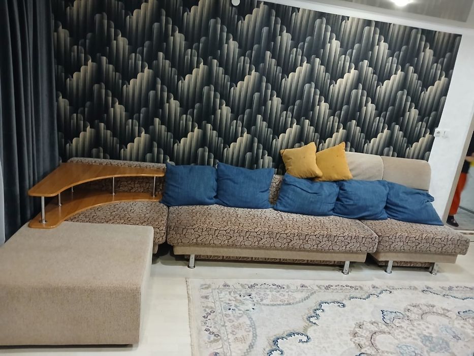 Продам Б/у Угловой диван состояние хорошее район бизнес колледжа