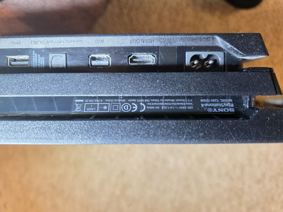 Vând PlayStation 4 Pro + 4 manete + 4 jocu ps4