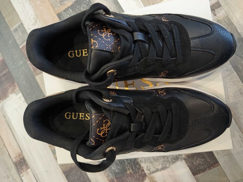 Сникърси на Guess