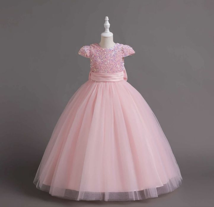 Продам детское платье размер 140, одевалось один раз,в подарок кольцо