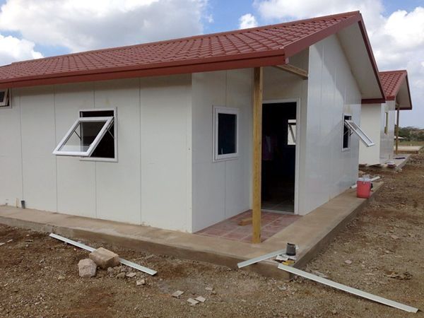 Case modulare pe structură metalică rezistentă și invelite cu panou sa