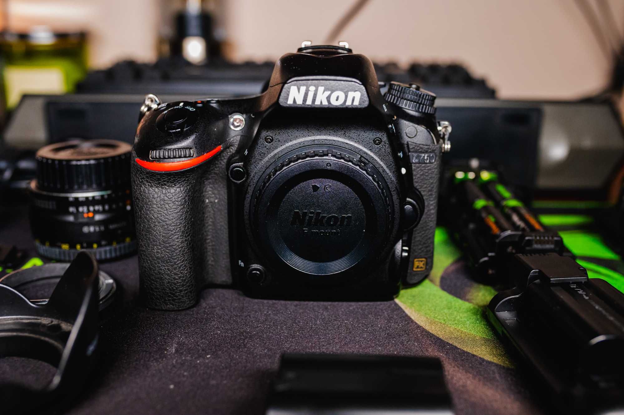 Nikon D750 + Nikon 50mm f/1.8 D + Grip si accesorii