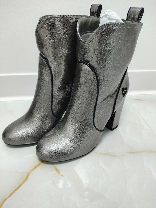 Блестящи сребристи боти