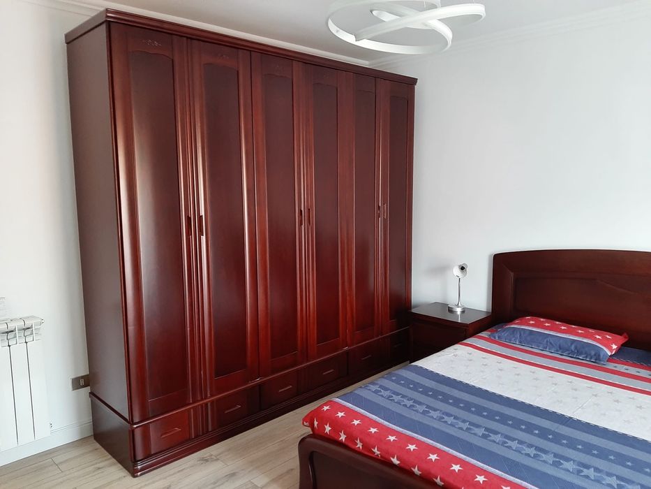 Mobila dormitor din lemn masiv de Mahon