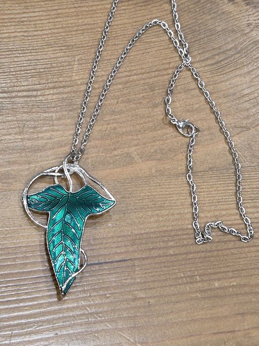 Колие с лилав кристал