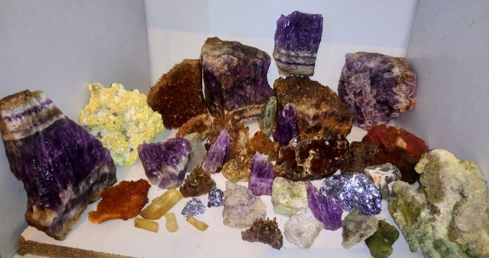 Лот колекция минерали от България аметист кварц кристали друза гранат