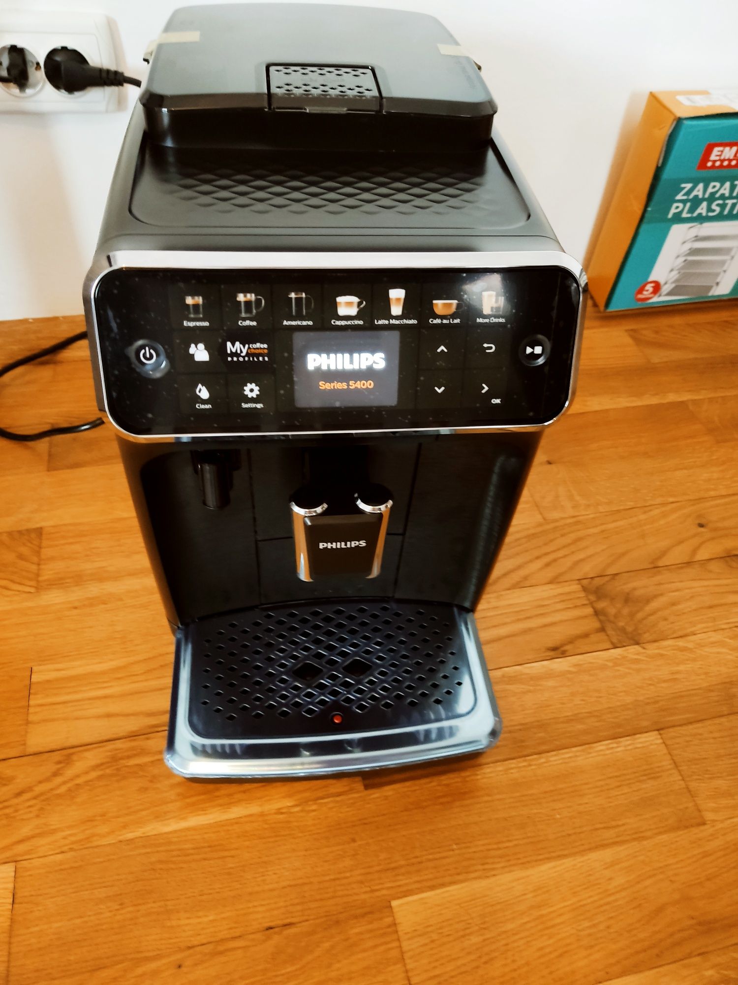 Espressor automat Philips seria 5400 LatteGo