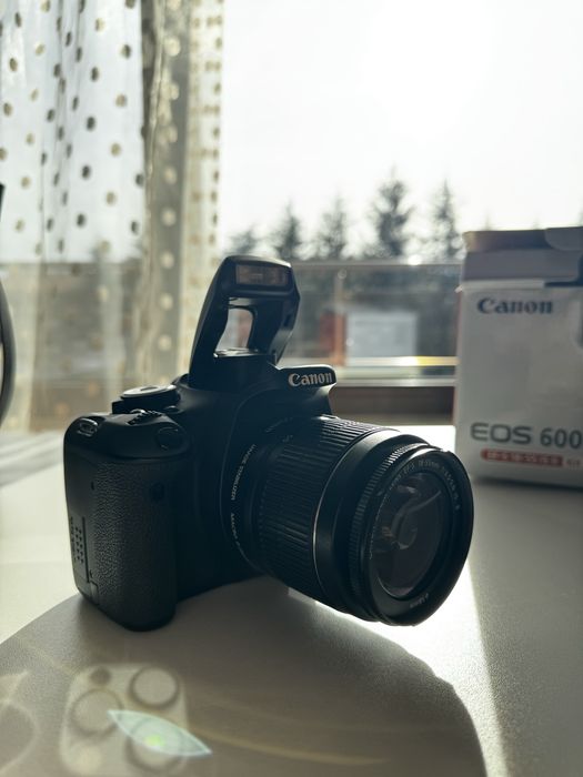 Canon EOS 600D + EF-S 18–55mm II китов обектив.