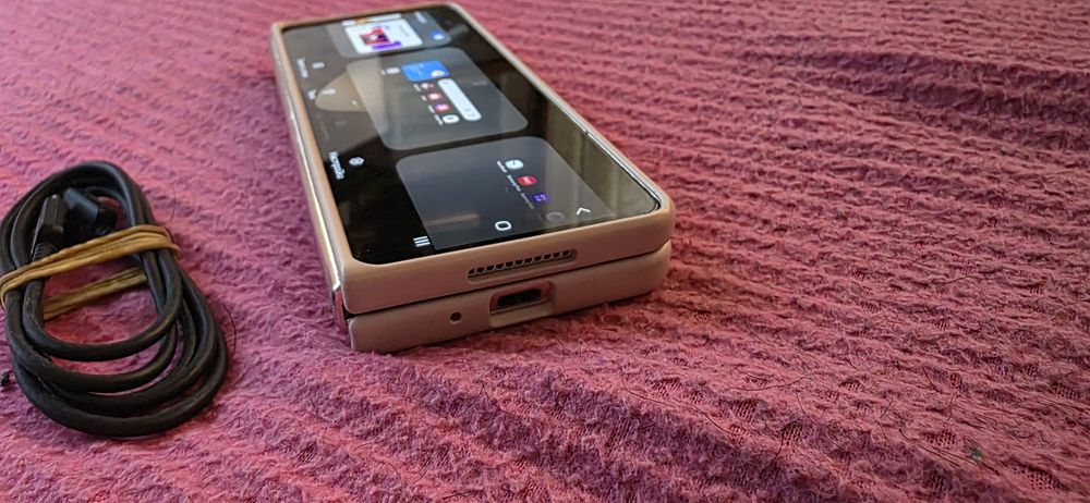 Samsung Galaxy Z Fold 4 12GB RAM 512GB Beige-само на малък дисплей!