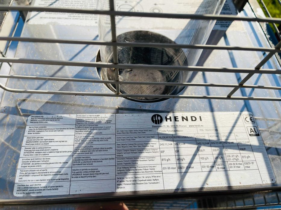 Incalzitor profesional pentru terasa tip piramida HENDI