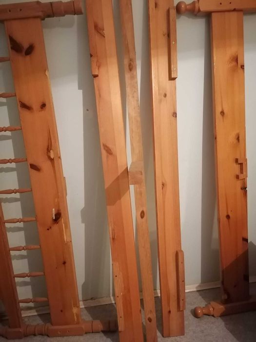 Продавам спалня със струговани елементи от светло дърво