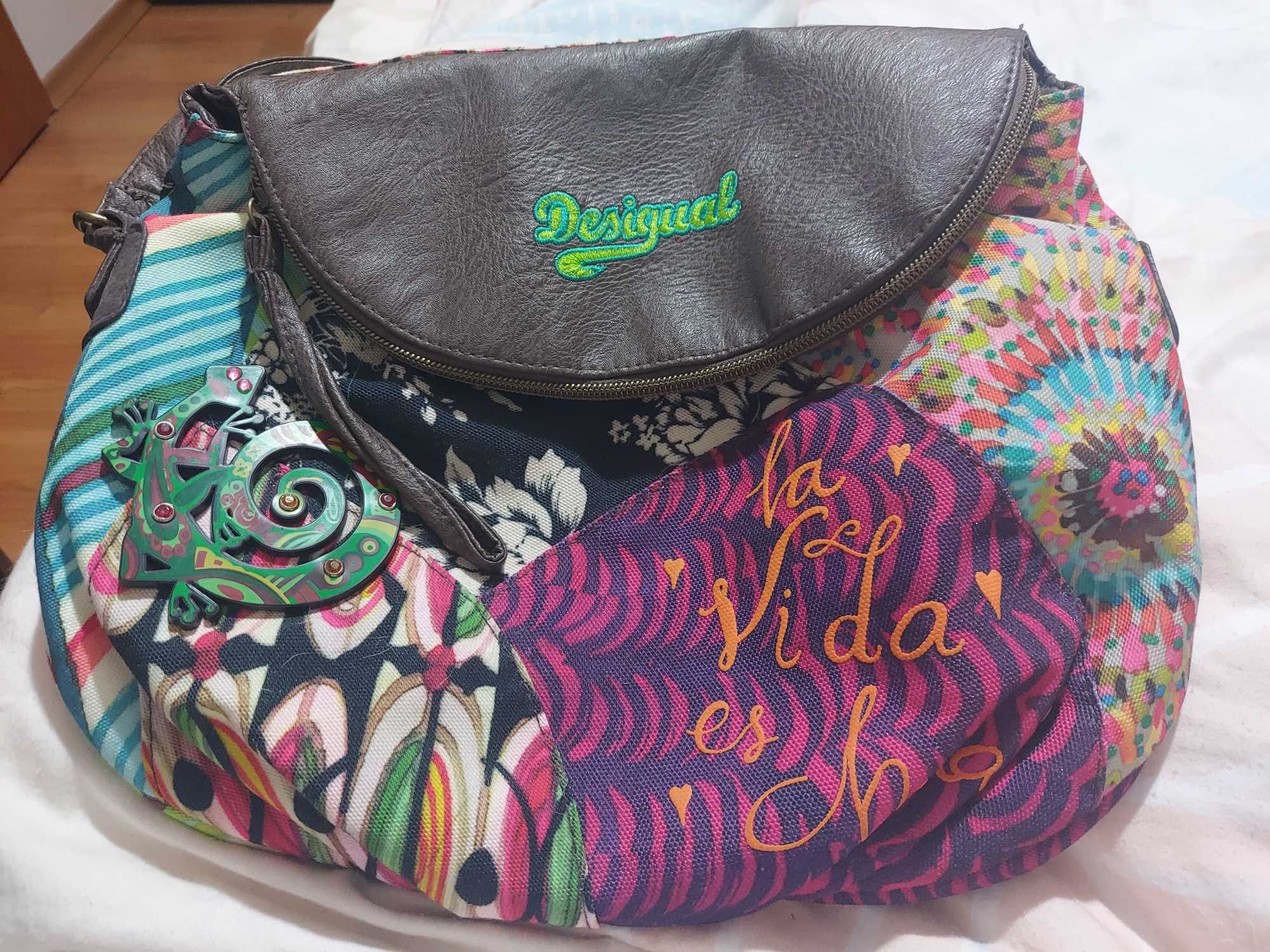 Прекрасна Desigual чанта  в типичен еклектичен стил