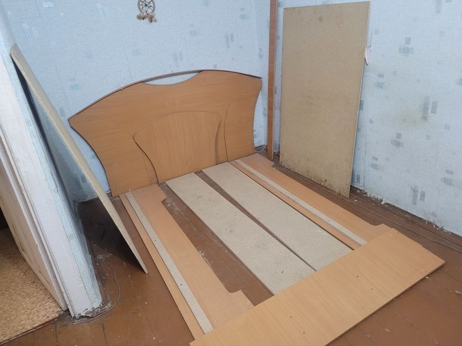 Кровать двуспальная + две тумбочки