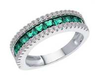 Шикарное серебряное кольцо с фианитами смотрится очень богато!!!