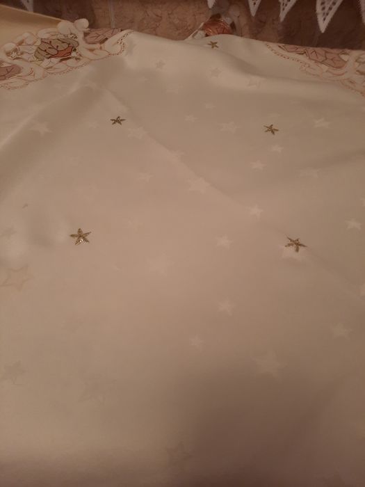 Față de masă cu globuri aurii