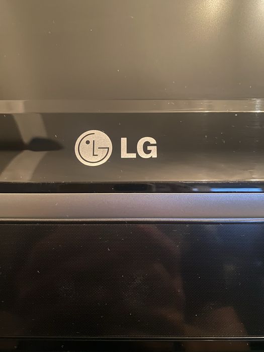 Plasma LG functionala,latime 63 cm ,lungime 92 cm,are toate cablurile