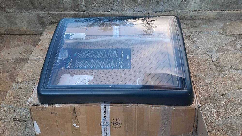 Вентилационен, покривен люк / капандура DOMETIC