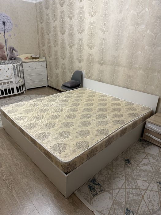 Продам двуспальную кровать с матрасом в хорошем состоянии.