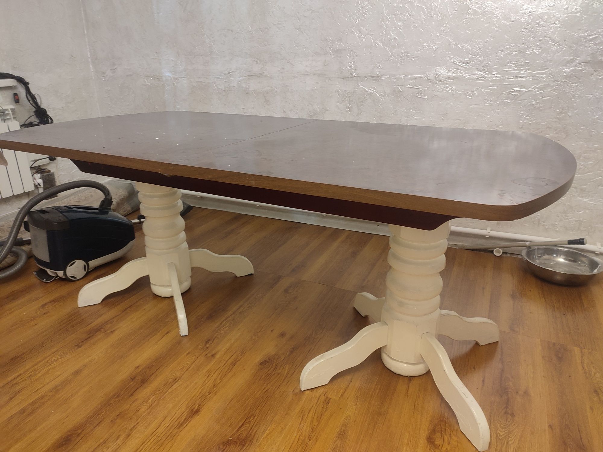 стол на курьих ножках 2 метра может расширяться до 2.5 идеальное сост.