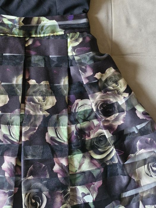 Рокля, лека, нежна и елегантна в черно и нежни рози, размер 38 /S