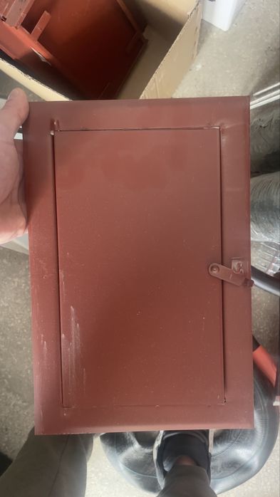 Usita din tabla pentru vizitare