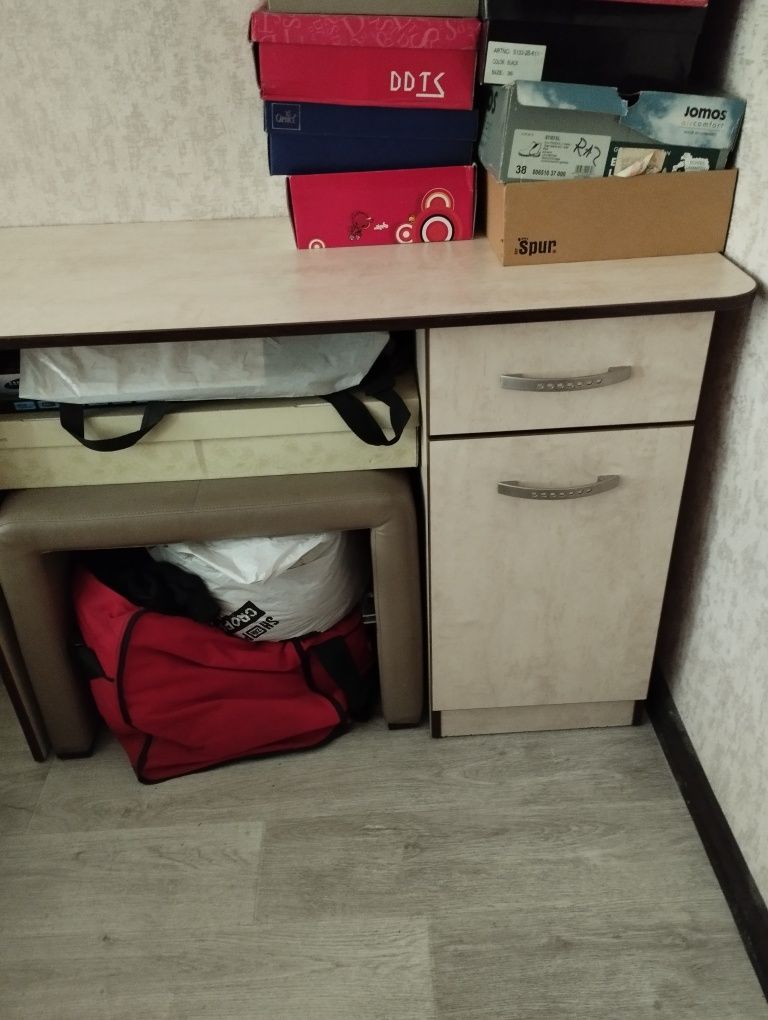 Письменный стол в отличном состоянии