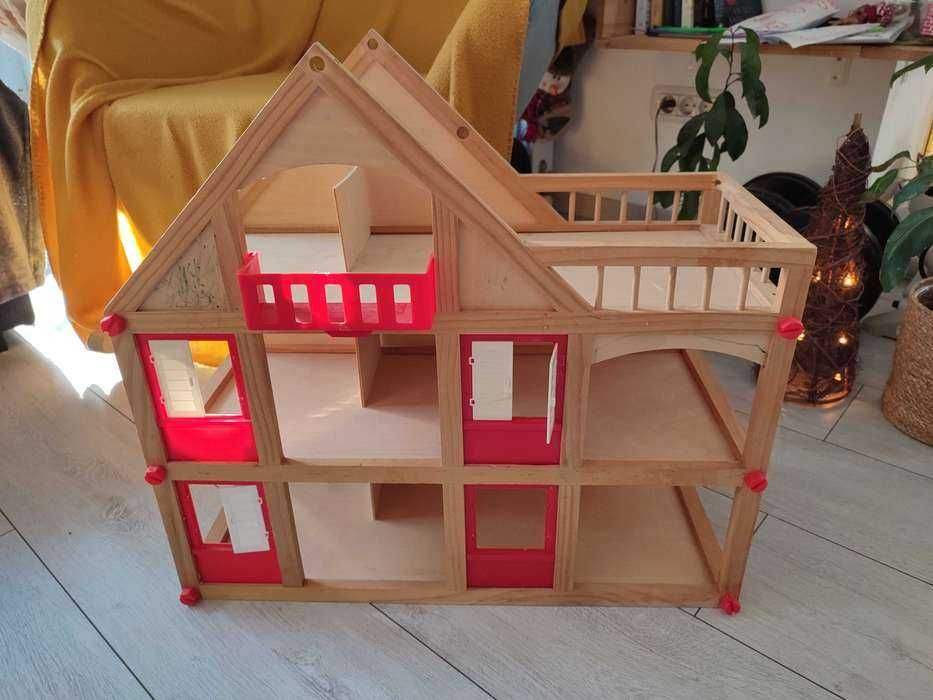 Casuta lemn cu mobilier si personaje