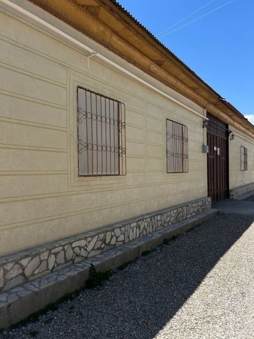 Шахар марказидан Катта ховли сотилади.