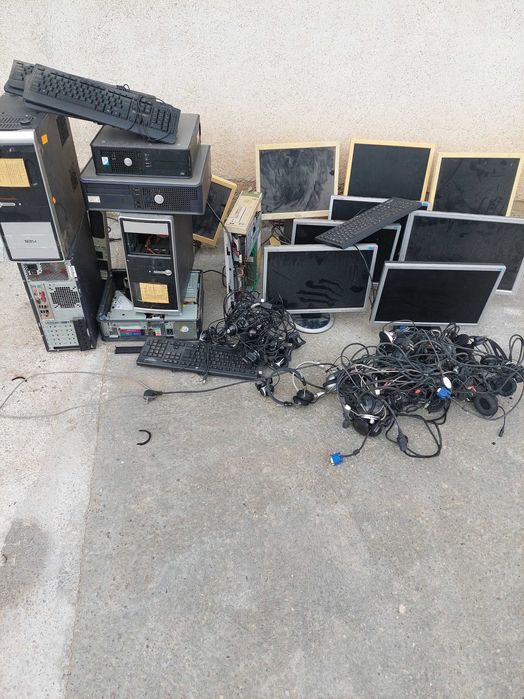 Стари компютри,монитори и камери